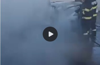 O mașină a ARS CA O TORȚĂ pe o stradă din Arad. Ce a produs incendiul (FOTO + VIDEO)