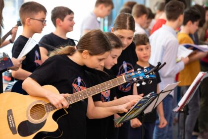Peste 8.000 de copii din Cantus Mundi cântă pentru „Ora Pământului”