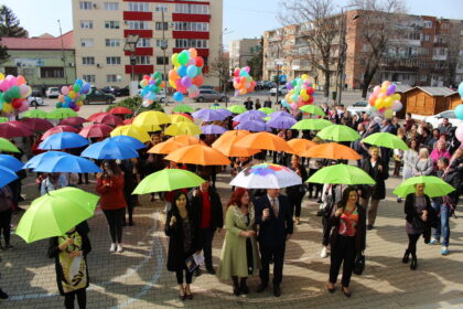 Flashmob în fața Consiliului Județean Arad de „Ziua Asistenţei Sociale” (FOTO)
