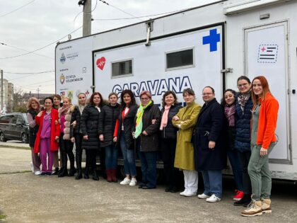 „Caravana sănătății” a poposit la Petriș. Zeci de persoane au beneficiat de consulații gratuite