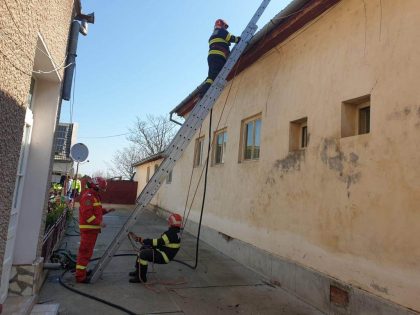 ISU Arad: Coșul de fum amplasat necorespunzător, cauza incendiului de la școala din Socodor