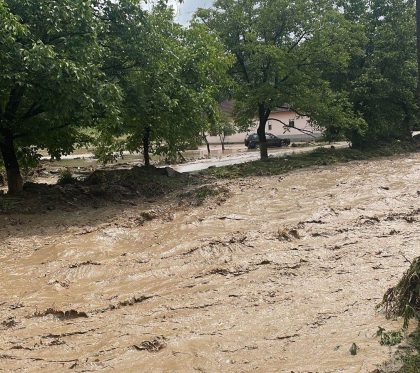 Apa a făcut PRĂPĂD în două localități din județul Arad. Localnicii, izolați (GALERIE FOTO + VIDEO) – UPDATE