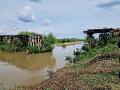Podul din Vărșand închis circulației după ce a fost distrus de inundații