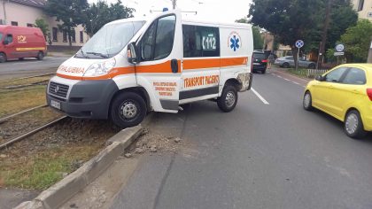 Ambulanță implicată într-un accident rutier în municipiul Arad