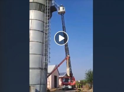 UPDATE/ Incendiu la o firmă din Șofronea. O persoană a fost transportată la spital (VIDEO)