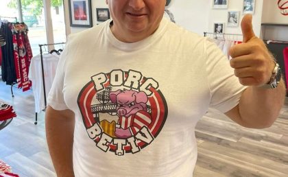„Porcii bețivi”, o nouă grupare de suporteri în fotbalul românesc. Urmează tricourile cu „Scroafă bețivă”?