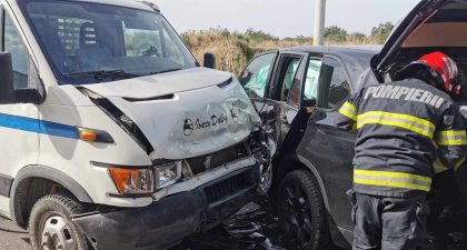 ACCIDENT rutier în municipiul Arad, între o camionetă și un SUV BMW. Victima, o femeie