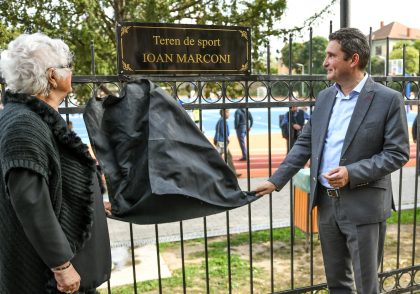 Terenul de sport aflat lângă Colegiul Național „Moise Nicoară” poartă numele reputatului om de sport Ioan Marconi