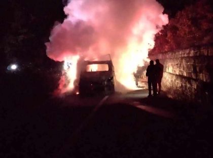 Incendiu violent pe un drum din județul Arad. O camionetă încărcată cu lemne s-a făcut scrum