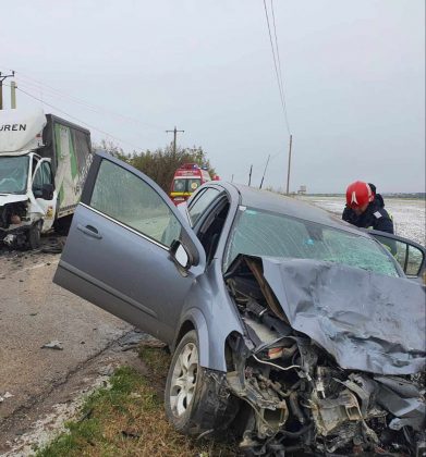 Accident grav pe un drum din județul Arad. Una dintre victime, preluată de elicopterul SMURD