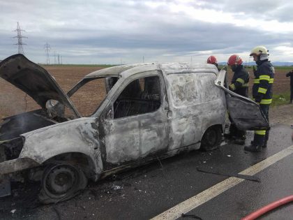 Un autoturism a luat foc pe șoseaua de centură a Aradului
