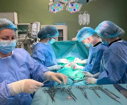 O echipă de medici de la Spitalul Județean Arad a extirpat cu succes o tumoră ovariană de aproape 3 kilograme