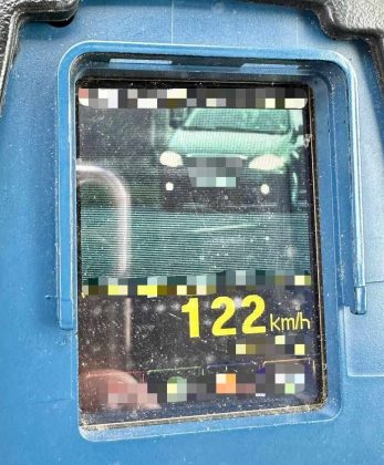 Șofer prins gonind cu peste 100 de kilometri la oră într-o localitate din județul Arad