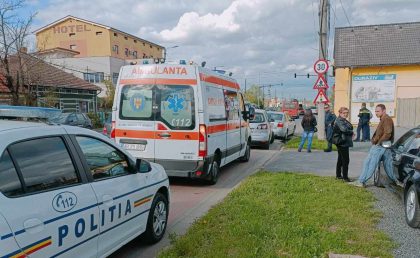 ACCIDENT în Arad! Femeie rănită, transportată la spital (FOTO)