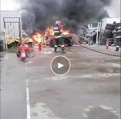 Incendiu violent în curtea unei firme din municipiu. Un autoturism s-a făcut scrum (VIDEO)