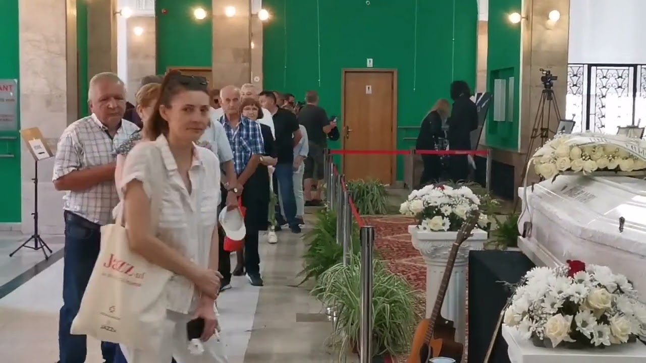 mii de oamenii isi iau ramas bun