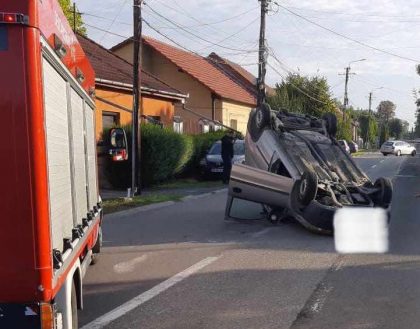 Accident în municipiul Arad: O mașină a ajuns cu roțile în sus (FOTO)