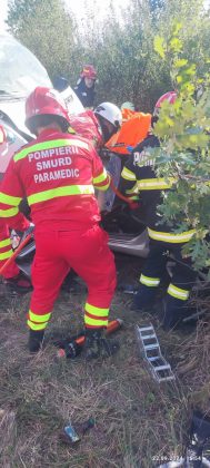 ACCIDENT între un autoturism și un microbuz în județul Arad. UPDATE: Un bărbat a murit