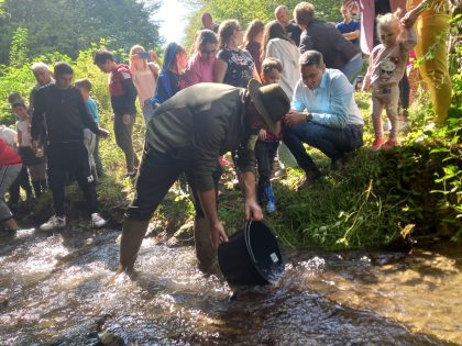 Direcția Silvică Arad a repopulat cu păstrăv indigen două cursuri de apă din zona montană a județului (FOTO + VIDEO)