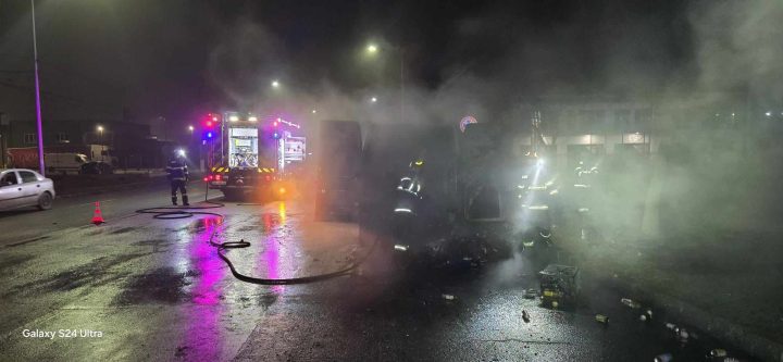 Microbuz făcut scrum, pe strada Petru Rareș item-thumbnail