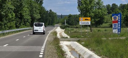 Au fost finalizate lucrările de modernizare a DJ 572 care face legătura cu județul Timiș