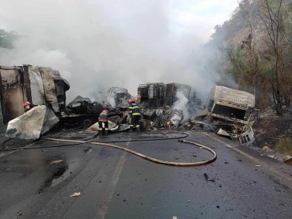 Autotren mistuit de flăcări pe DN7