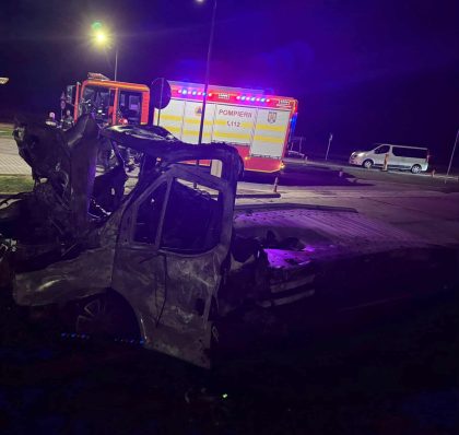 Incendiu pe Autostrada A1. O camionetă care transporta trei autoturisme a luat foc