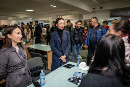 Zeci de companii și instituții, prezente la Bursa locurilor de muncă organizată de UAV Arad