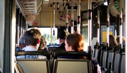 HALUCINANT! 25 de elevi duși la școală cu autobuzul de un șofer băut