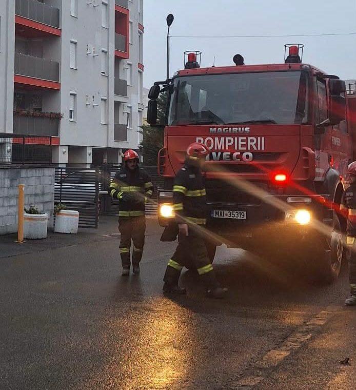 Incendiu într-un bloc din Micălaca: zeci de oameni evacuați în urma flăcărilor