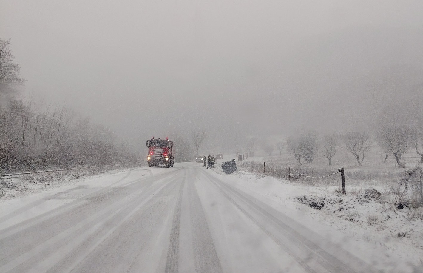 Deszăpezire întârziată în județul Arad: accidente și mașini rămase blocate (GALERIE FOTO)