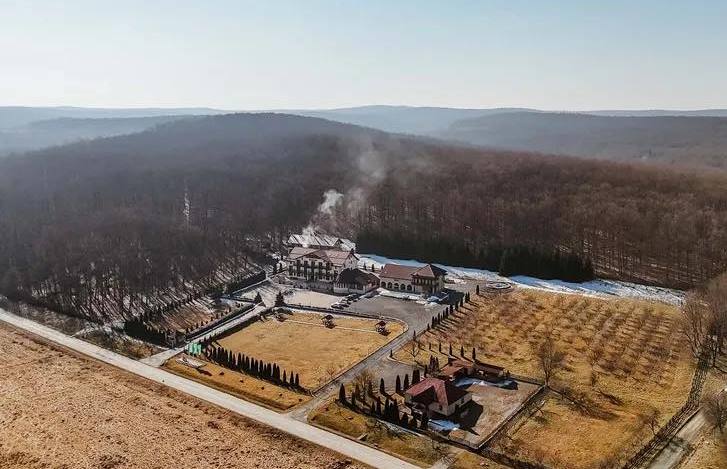 Un teren impresionant din județul Arad este acum disponibil pentru vânzare.