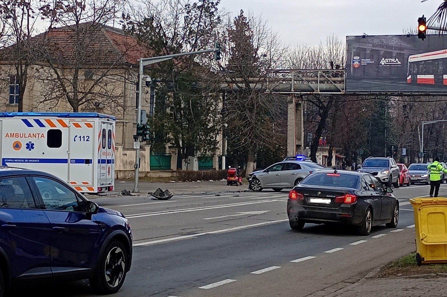 Accident în Arad: o mașină a urcat pe trotuar (FOTO)