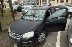 Tânăr reținut după ce a furat un autoturism și l-a abandonat item-thumbnail