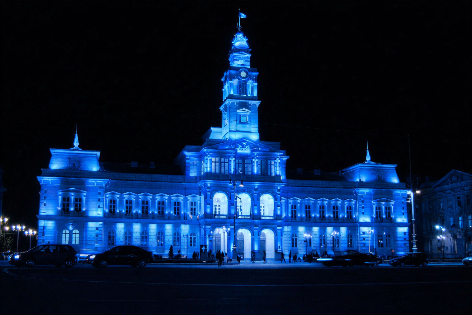 Primăria Arad s-a luminat în albastru, un spectacol surprinzător pentru cetățeni.