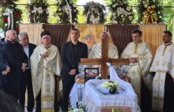 George Simion la căpătâiul lui Dan Artimon. Numeroși prieteni și colaboratori l-au condus pe deputatul arădean pe ultimul drum (FOTO) item-thumbnail