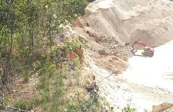 UPDATE / Evacuare de urgență, amendă de 100 000 de lei și activitate sistată la o carieră din județul Arad, după o prăbușire item-thumbnail