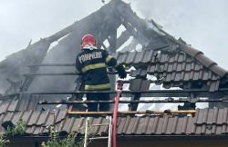 Două case din județul Arad au luat foc după ce au fost lovite de trăsnet item-thumbnail