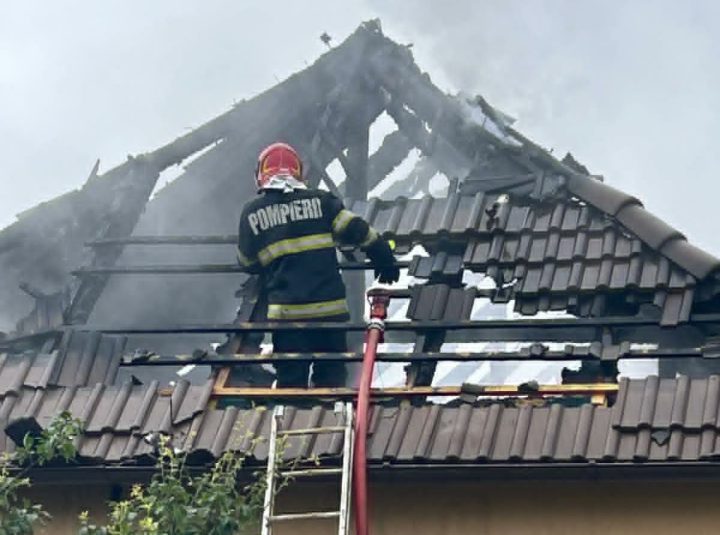 Două case din județul Arad au luat foc după ce au fost lovite de trăsnet item-thumbnail