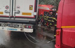 Accident rutier între un autotren și un microbuz. DN 7 blocat item-thumbnail