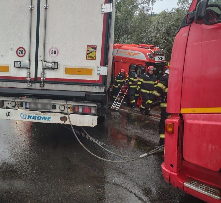 Accident rutier între un autotren și un microbuz. DN 7 blocat item-thumbnail