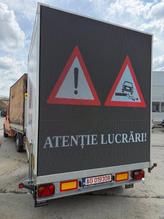 Panouri LED de mari dimensiuni, destinate informării în timp real a participanților la trafic, puse pe șoselele din vestul țării item-thumbnail