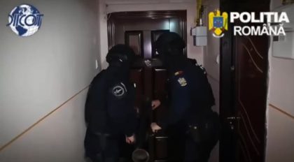 Opt persoane au fost arestate la Arad pentru trafic de droguri (FOTO + VIDEO)
