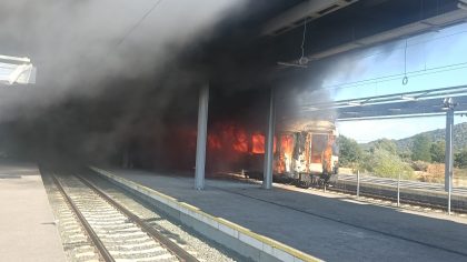 Vagon de călători mistuit de flăcări! Oamenii au reușit să scape (FOTO) item-thumbnail