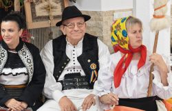 Tradiția vie s-a mutat la Căminul Cultural. Șezătoarea maramureșeană de la Sânmartin, un pod de suflet între Maramureș și Câmpia Aradului (GALERIE FOTO) item-thumbnail