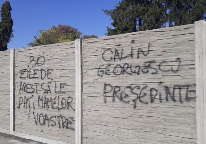 Gardul Cimitirului Eternitatea, proaspăt înlocuit, a fost vandalizat de fanii lui Georgescu (FOTO) item-thumbnail