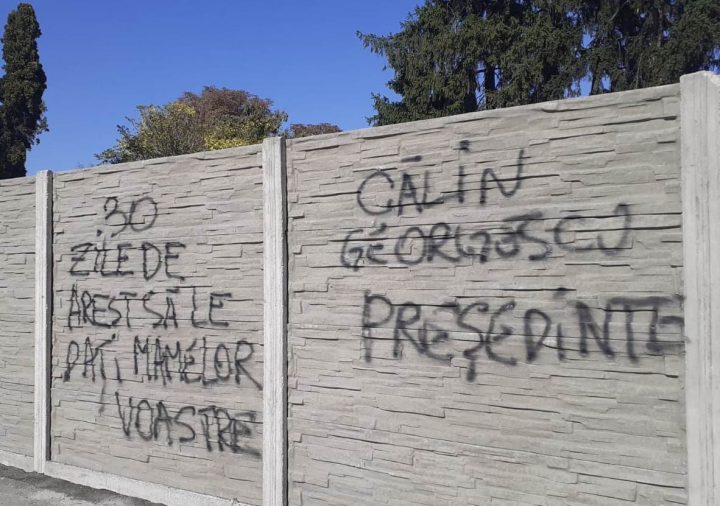 Gardul Cimitirului Eternitatea, proaspăt înlocuit, a fost vandalizat de fanii lui Georgescu (FOTO) item-thumbnail